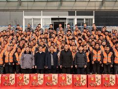 情系農(nóng)民工 蛇年送祝?！A兆控股為優(yōu)秀農(nóng)民工發(fā)放春節(jié)禮品